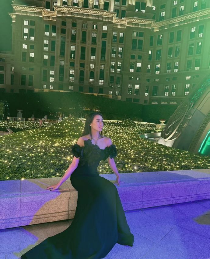 25岁何超欣参加活动,穿礼服秀身材,比例夸张背景变形被质疑P图