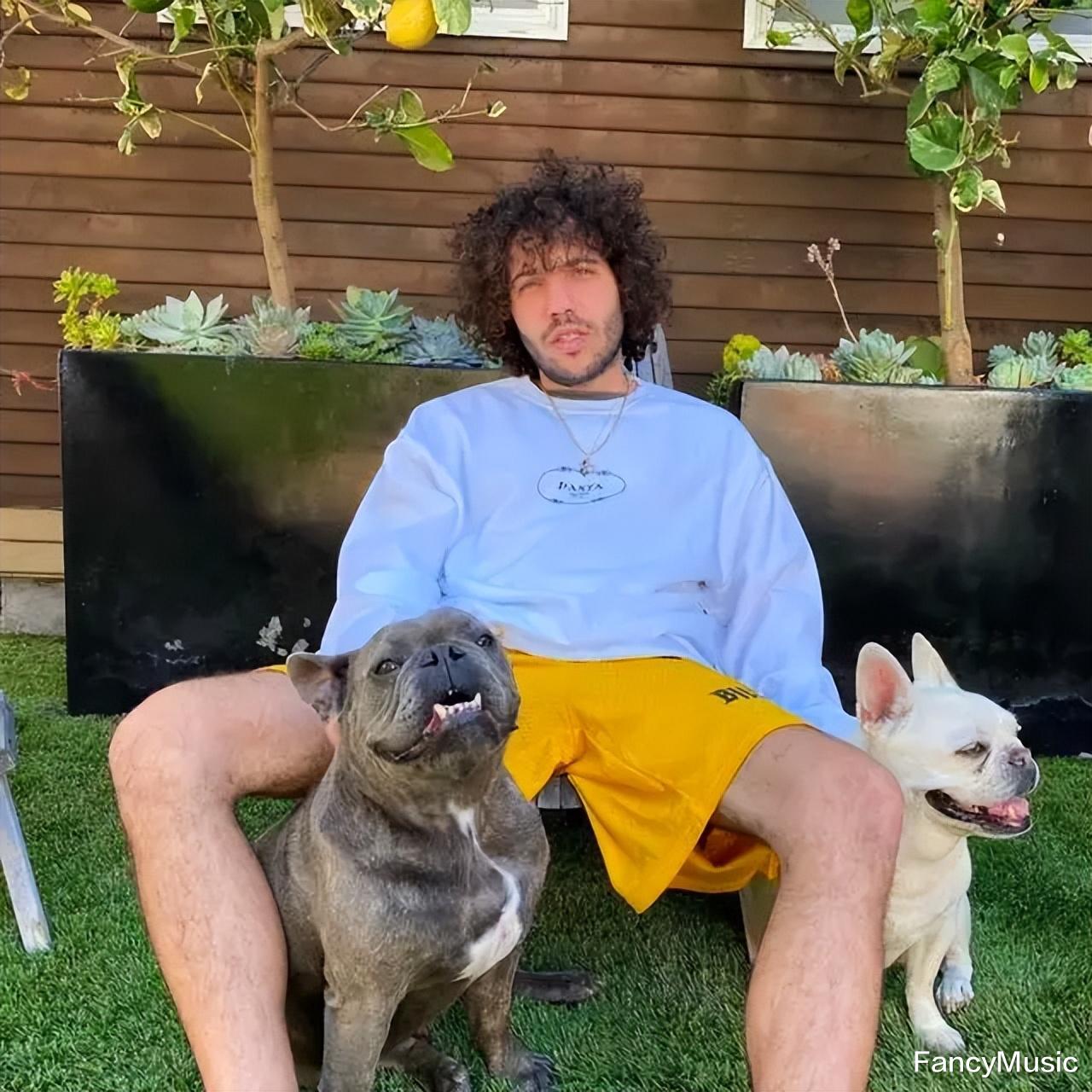 傻脸娜:新男友是比伯好友,官宣恋情送女方廉价戒指,粉丝很担忧