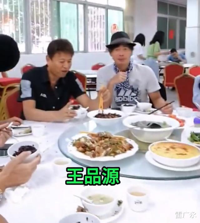 何家劲工厂接待2位明星好友!在饭堂备一桌家常菜,称是最高规格
