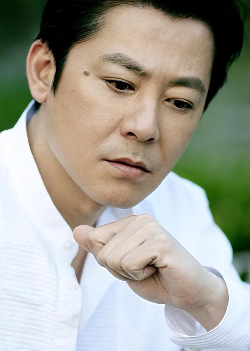 57岁戏骨全家定居在美国,拿着在中国赚的钱,住豪宅、大赞国外风景