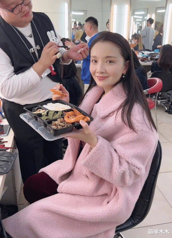 阿兰|众星年夜饭来了！杨幂饺子配蒜，孙茜晒春晚盒饭，龚俊亲自下厨