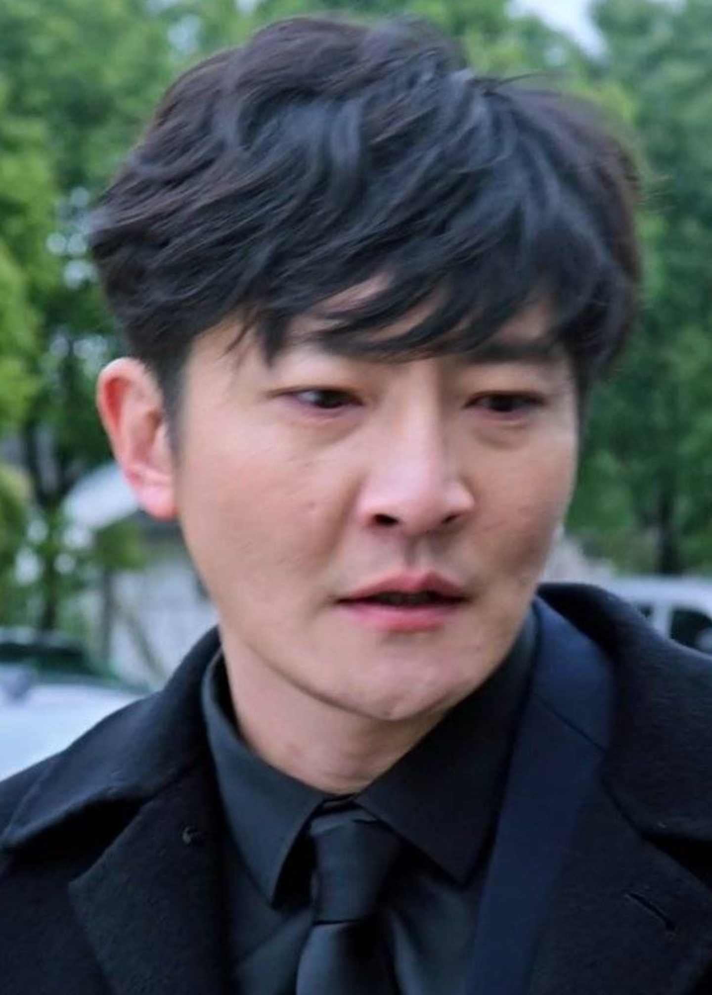 王源米兰时装周生图惹争议!脸上坑洼痘印明显,粉丝咬定被p黑图