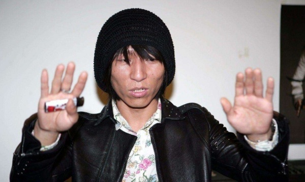 陈羽凡|47岁陈羽凡没工作经济拮据?手腕有明显伤疤,被质疑有过轻生行为