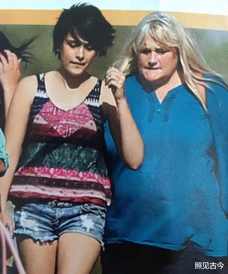 杰克逊唯一的女儿:11岁丧父骤然失宠,如今25岁皮肤白皙布满纹身