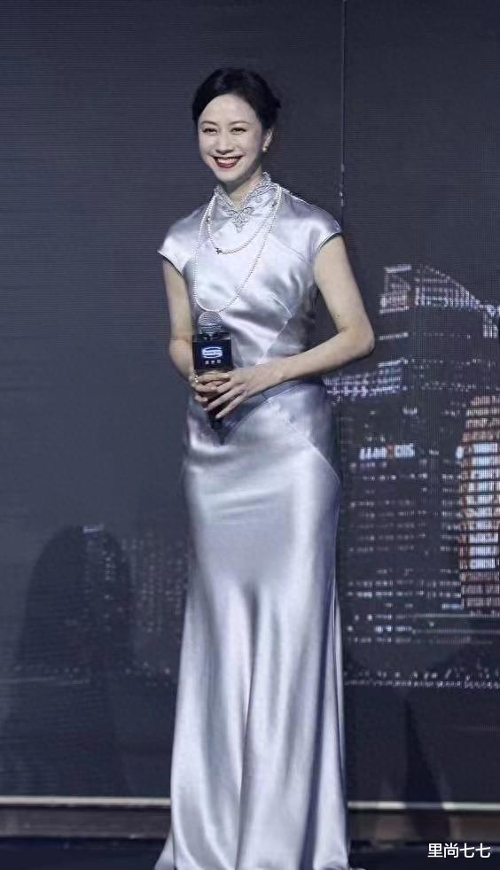 服了倪虹洁,穿旗袍戴珍珠像个姨太太,45岁的曲线是真惊艳
