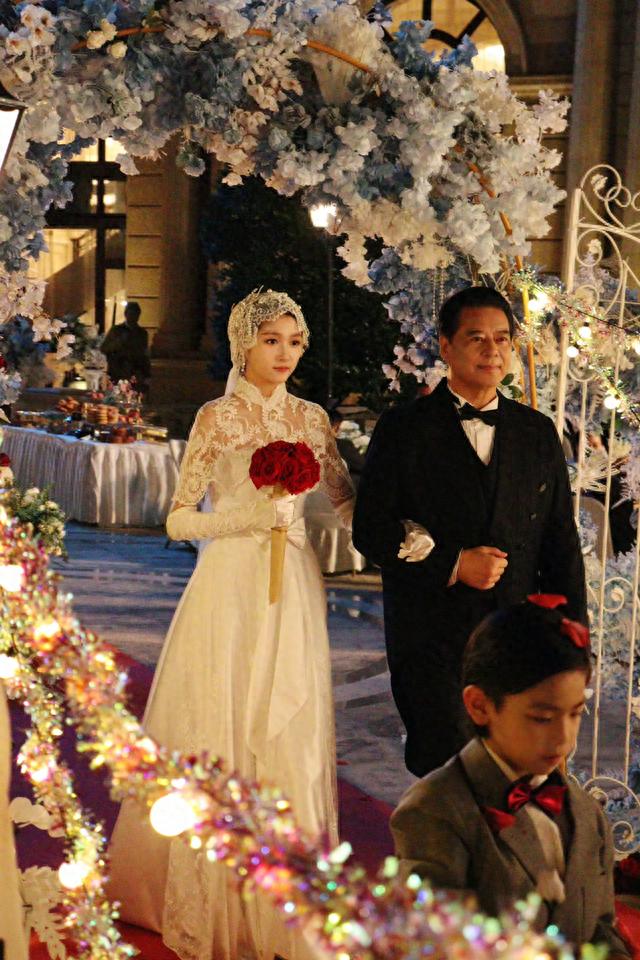 关晓彤晒左双桃民国婚纱照，评论区被鹿晗霸屏！催促赶紧开花结果