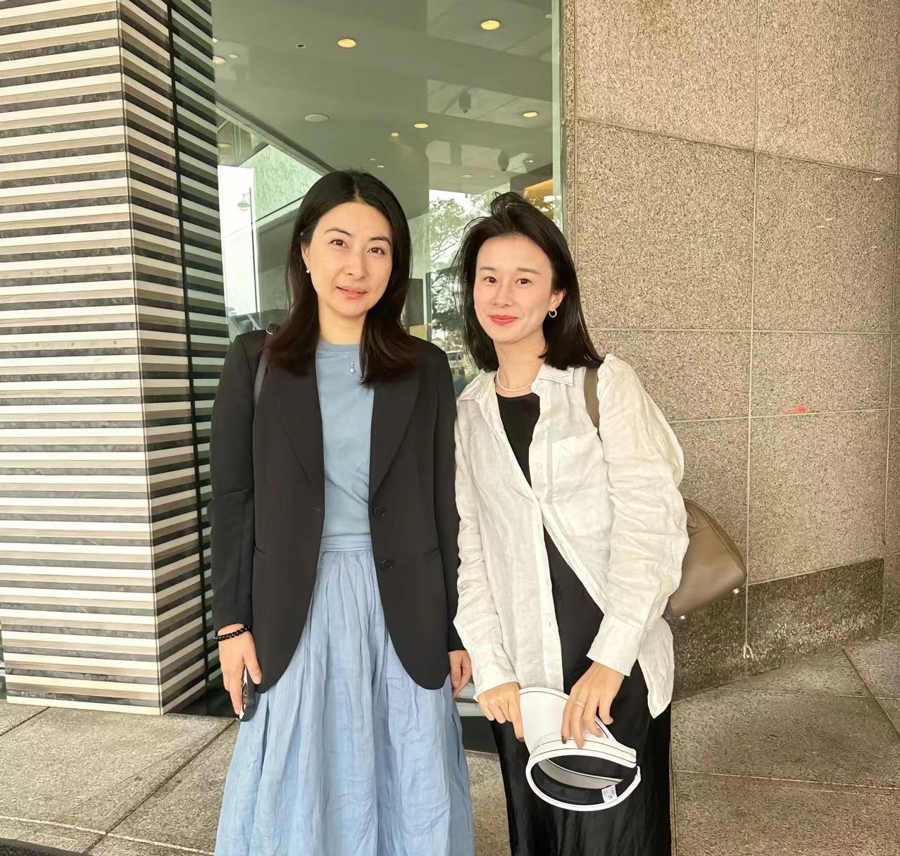 郭晶晶|郭晶晶拎8万爱马仕，踩高跟美到新高度，和老公出行亲民没架子