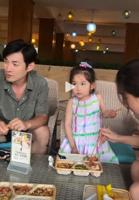 严屹宽晒剧组盒饭,妻子和女儿不大爱吃,感叹:这个饭已经很好了