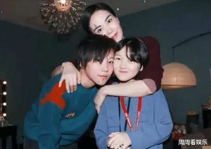 王菲携女儿回国聚会,弯腰驼背憔悴不少,李嫣吊带浓妆比妈美艳