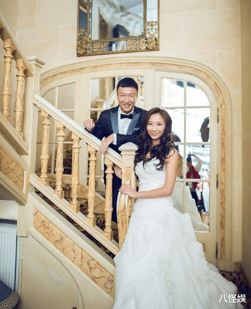 孙红雷夫妇牵手游乌镇，小15岁老婆背百元包包好朴素，气场却超强