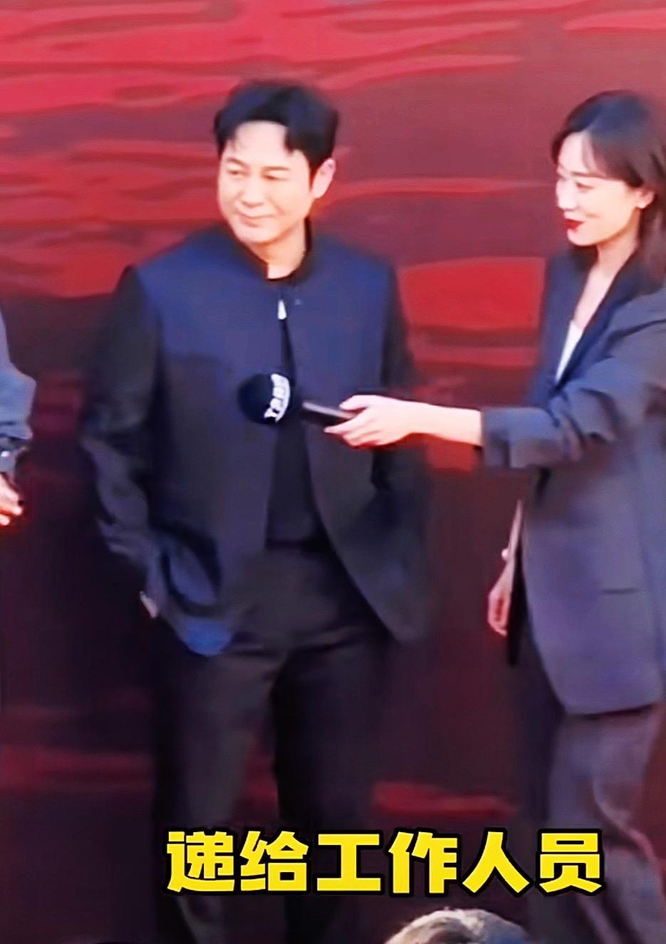 张颂文递出去的不是话筒,是前20年的忍辱负重