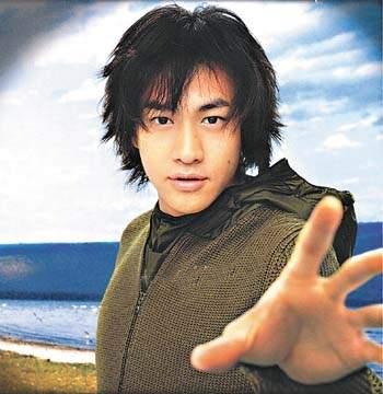 突发!何润东发生车祸!180万玛莎拉蒂被撞凹,画面曝光惨不忍睹