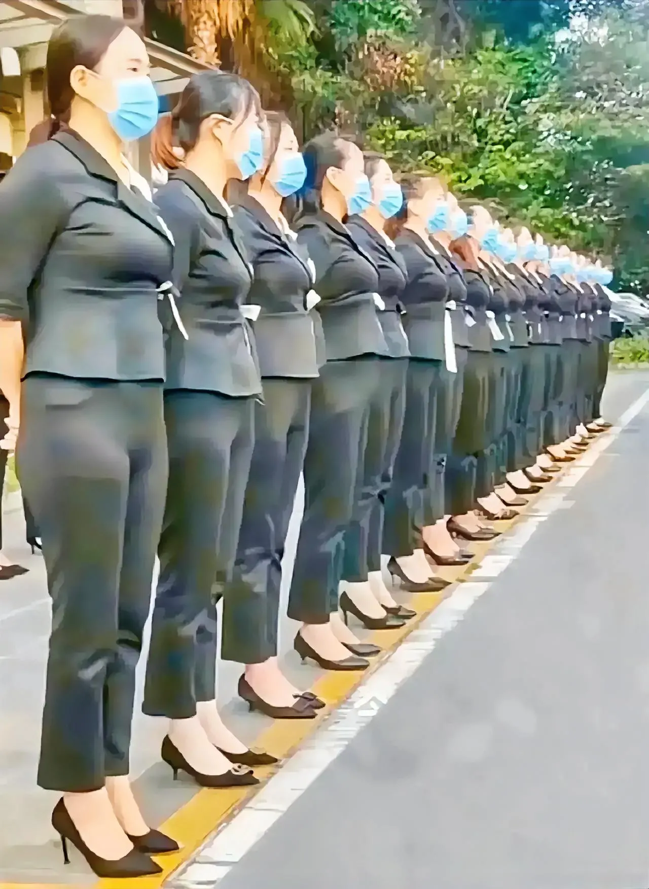 美女员工上班B检照曝光:统一风貌如同雕塑,引发关于招聘与个性的思考热议