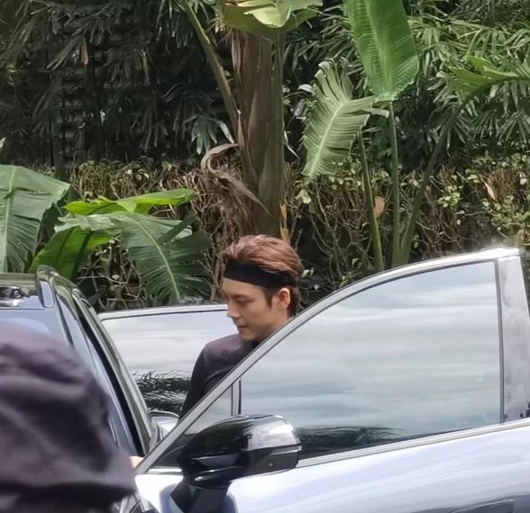 陈伟霆|《露营吧2》路透,37岁陈伟霆少年感十足,与33岁魏大勋对比明显