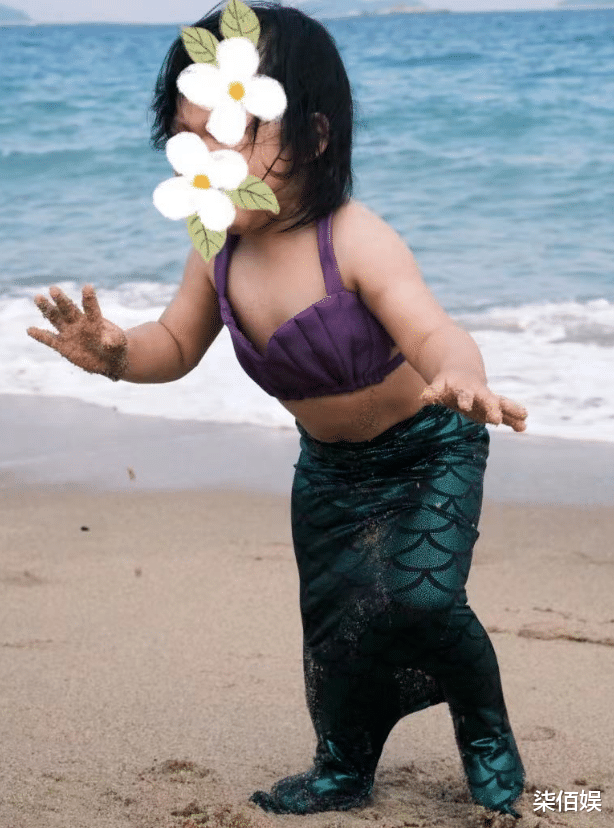 杨子姗|杨子姗吴中天携女出游,母女嘴对嘴亲吻,阿喜与妈妈抢喝的萌翻