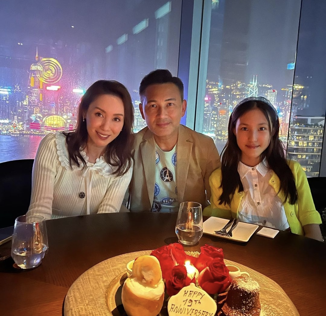 成龙|林文龙郭可盈庆结婚19周年,维多利亚港旁共进晚餐,获岳母送水晶