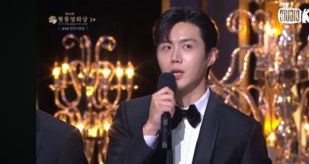 青龙电影节艺人表演很奇葩,宋仲基表情狰狞咬手指,郑秀晶无语