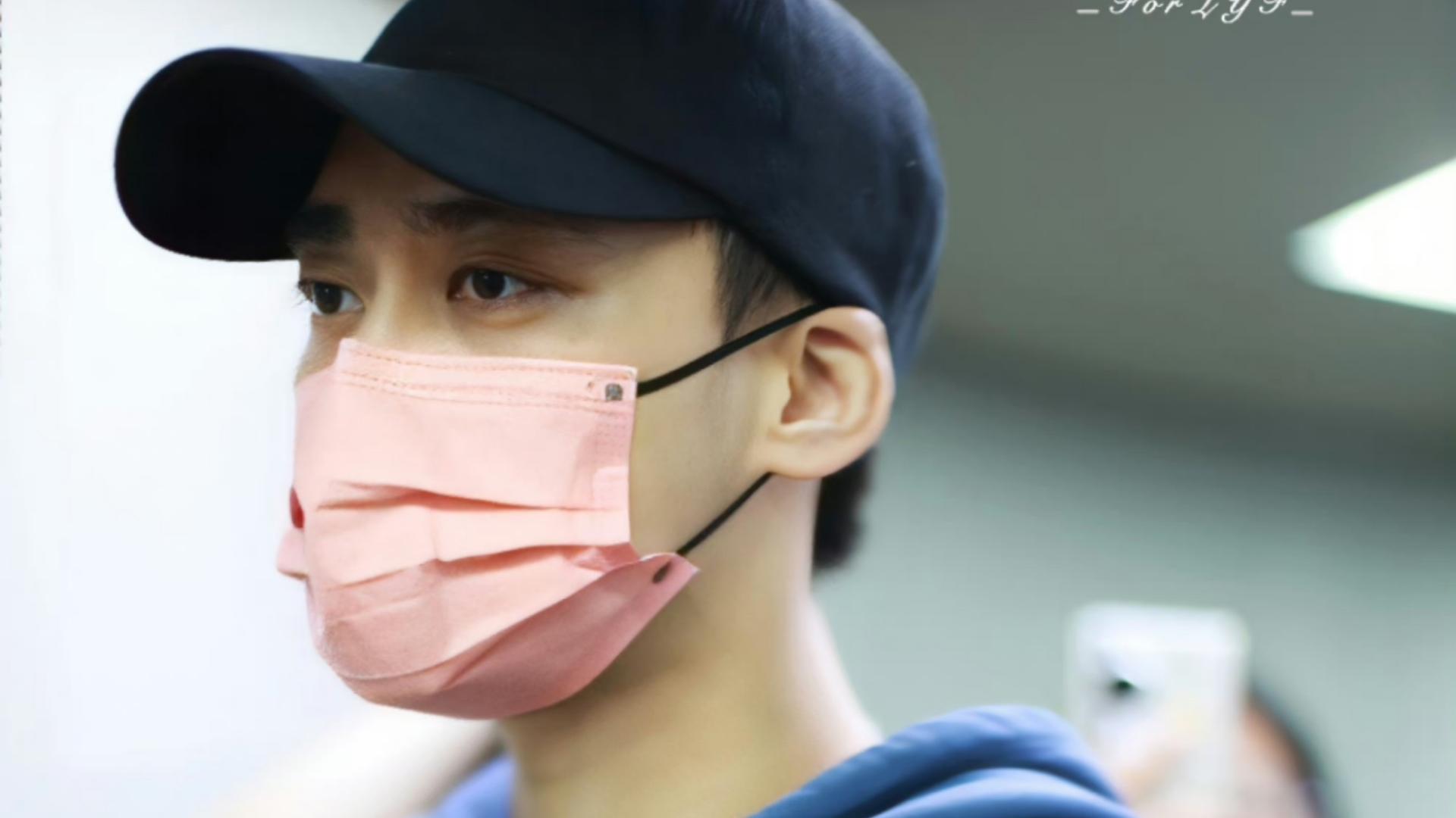 李易峰风波后首露面，穿千元卫衣生活依然优渥，向粉丝多次鞠躬