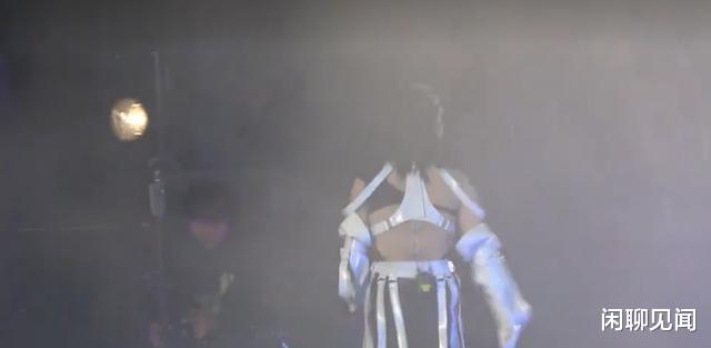 华晨宇|华晨宇演唱会穿绑带装引争议，扭腰摆臀太女生，脸部轮廓又小了