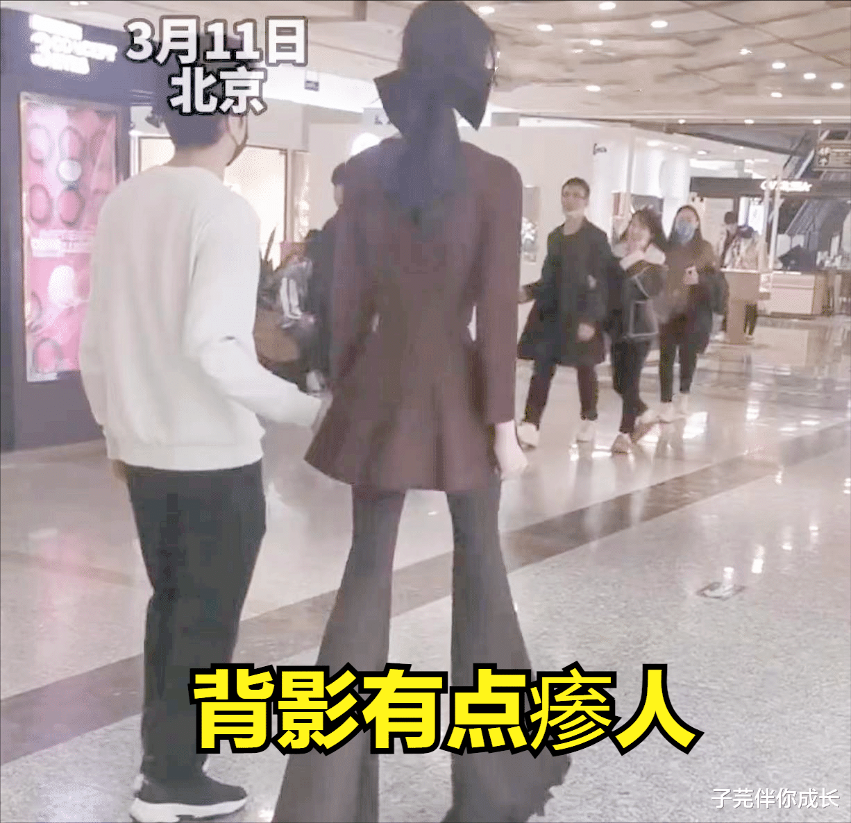喇叭裤 美女逛街背影瘆人，喇叭裤走路如漂移：病态审美毁了多少人