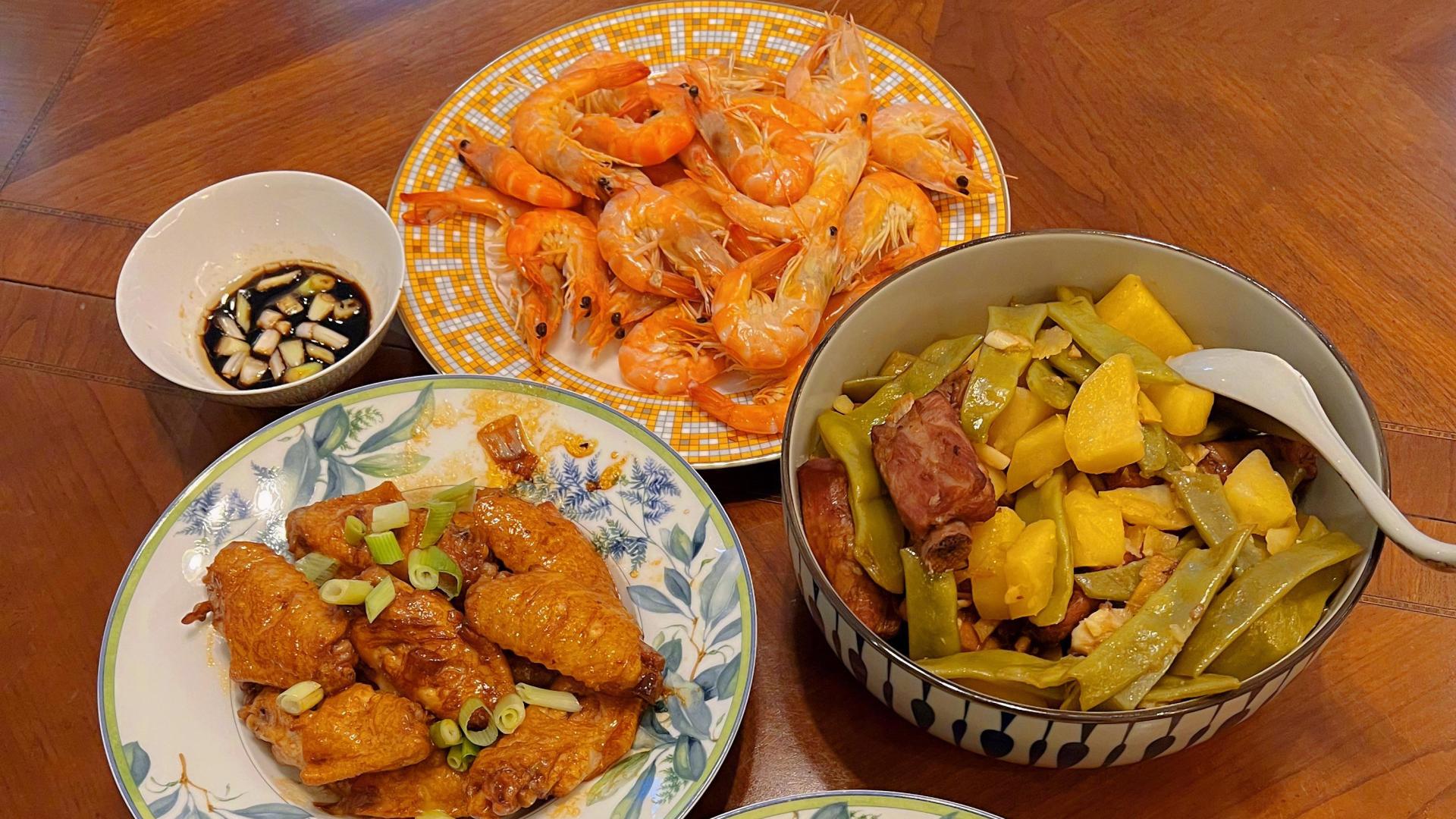 王诗龄回国过暑假，王岳伦晒给女儿做的菜意外火了，网友：女儿奴