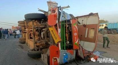 公交车超速行驶和货车相撞,造成32人死伤,尸体躺一地