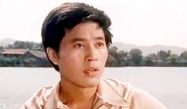 王伟平:25岁成名遇见初恋,结婚39年无绯闻,如今女儿比他更红