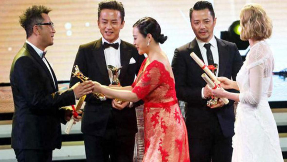 旧情人同框全是戏！偷瞄对方、故意保持距离、邓超尴尬到直低头