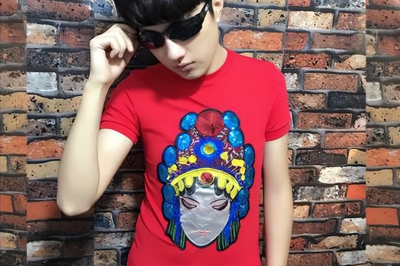 突发!光头男因为赊账不成,发疯砍伤老板娘及路人,致两死一重伤