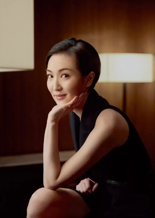 霍英东家族聚会照曝光,霍启刚坐第一排尽显地位,霍思纬令人惊艳