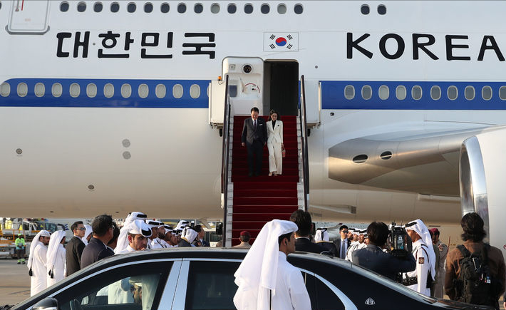 韩国第一夫人又去访问卡塔尔!白色套装配圆边框眼镜,职场精英范