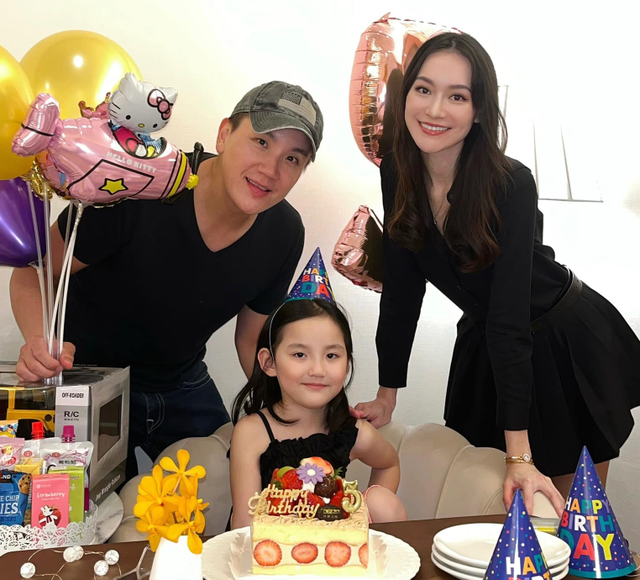 |秦汉孙女5岁生日，与家人酒店开派对庆祝太开心，五官精致像爷爷！