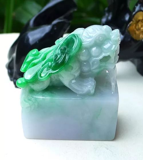 玉雕|为什么现在越来越多人喜欢收藏翡翠印章?