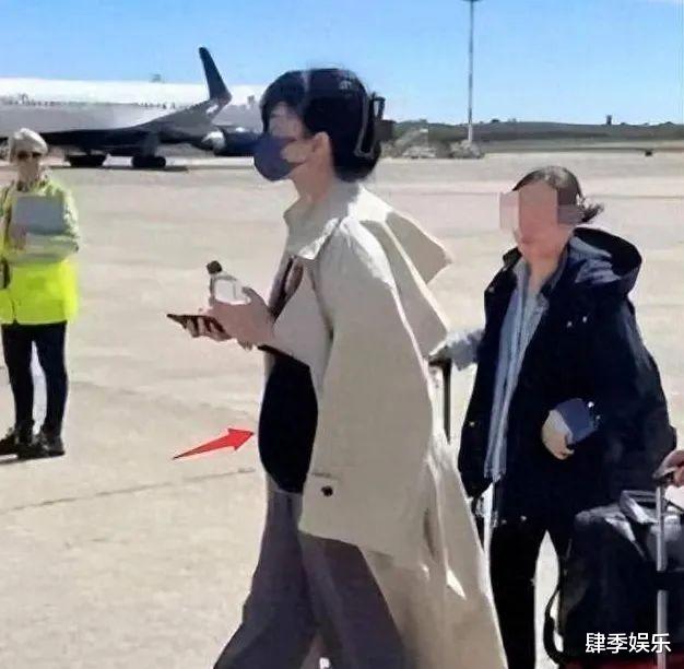 王菲现身机场，小腹隆起疑似怀孕，她和谢霆锋终于盼来了这一天