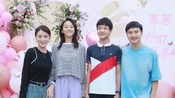 叶一茜晒全家福庆生，主动挽女儿手显亲昵，森碟姐弟身高直逼180