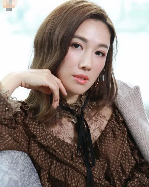 42岁女星李施嬅遭遇飞机事故!超18人受伤,所有人通过逃生梯逃生