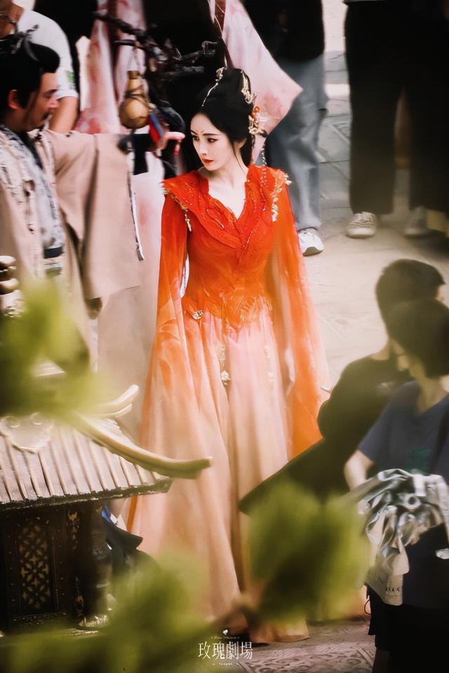 杨幂|杨幂红色纱裙路透，手叉细腰霸气外漏，眼神妩媚撩欲勾人