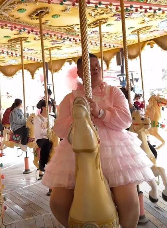 旋转木马|安福路小公主现身欢乐谷,多名粉丝围观人气高,坐旋转木马显违和