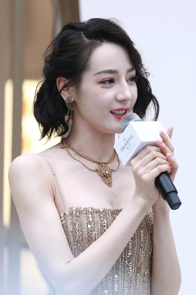 迪丽热巴近拍，侧颜好美！