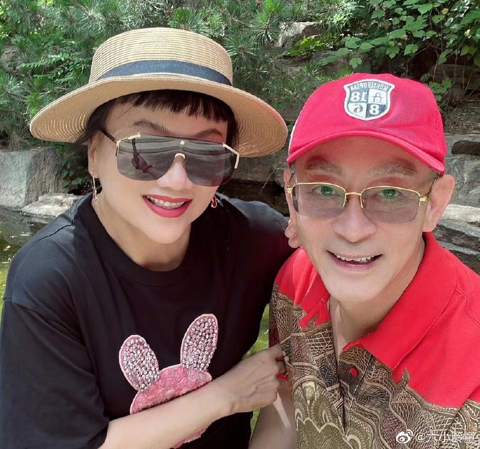 六小龄童|六小龄童夫妇庆祝结婚35周年,夫妻比心贴脸超亲密,家中环境曝光