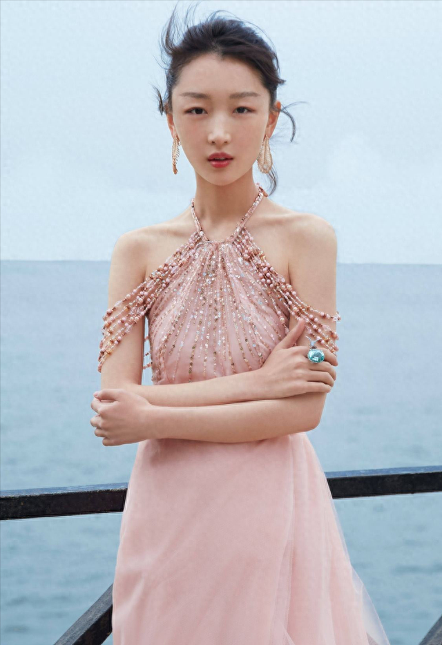 曾志伟拽的不是周冬雨的手，而是娱乐圈藏不住的丑陋，两人啥关系