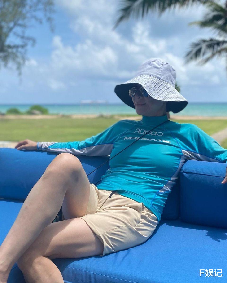 余安安三代同堂出游晒温馨全家福 一家人去海边开心玩水很幸福