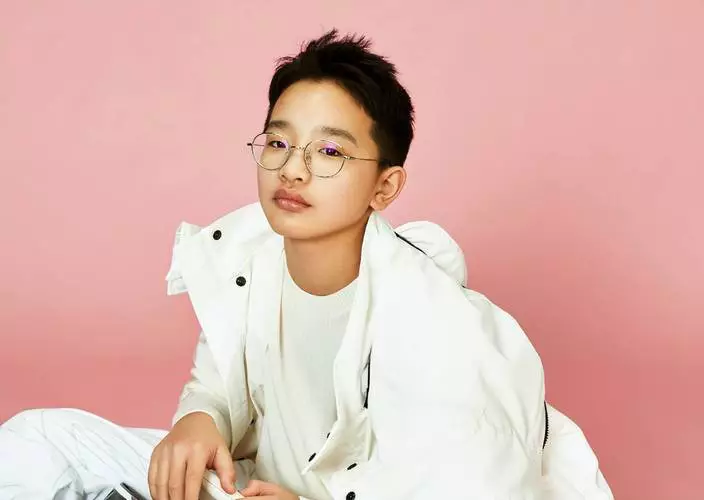 钟美美|钟美美首谈父母离婚登热搜！父亲存在是多余的，曾因模仿老师走红