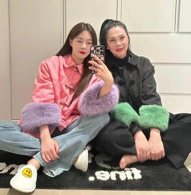 沈梦辰|沈梦辰和杜海涛回娘家过年,穿粉色中国风上衣,和妈妈合影似姐妹