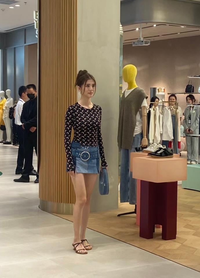 林峰妻子张馨月生照片曝光,毛孔粗大老10岁,和林峰发际线双双上移