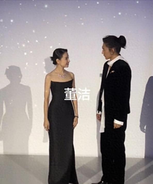 董洁戴百万珠宝现身，身材干瘪似半老徐娘，与小鲜肉热聊毫不避嫌！