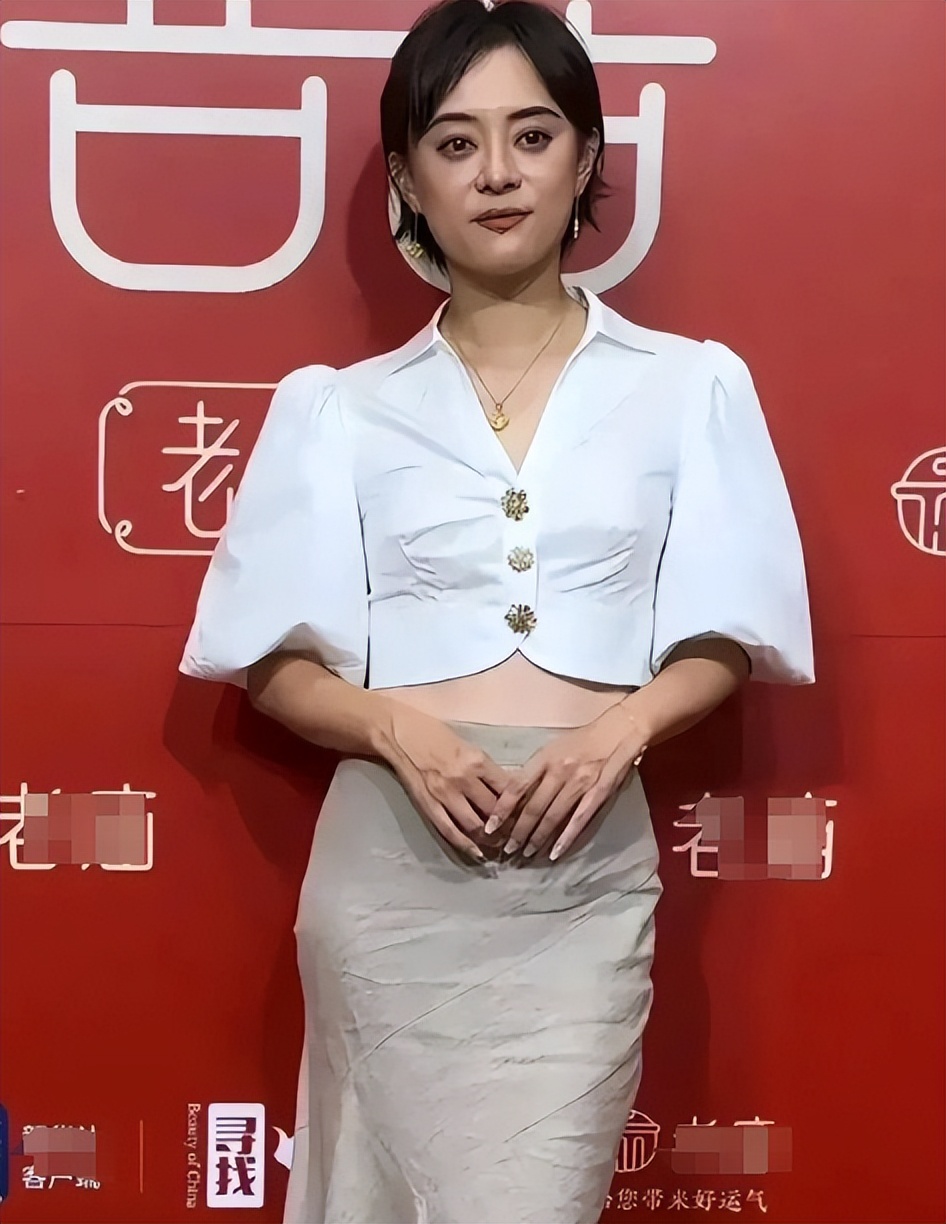 40岁孙俪活动近照,大冬天露大腿一脸凶相,养生过度“害”了她