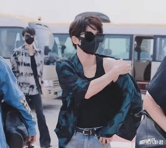 穿高跟、垫肩膀、假肌肉,男明星为显身材频闹笑话,还有男人味吗