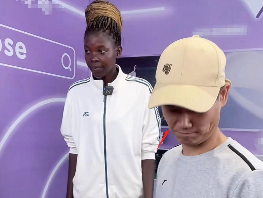 网红rose回国忙直播带货,吴建云被强迫一脸不悦,网友:欺骗粉丝