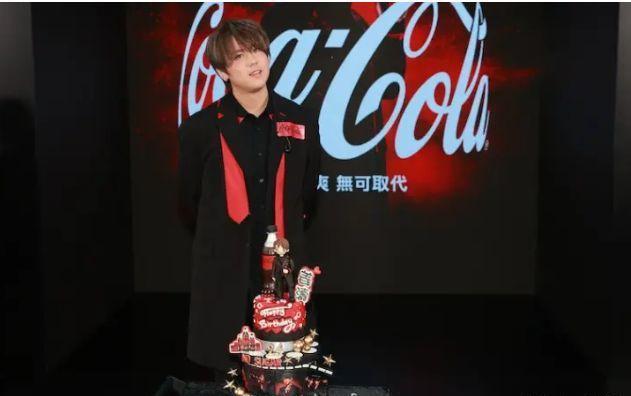 姜涛|香港顶流姜涛生日有排场,千名粉丝围堵铜锣湾,百名保安维持秩序